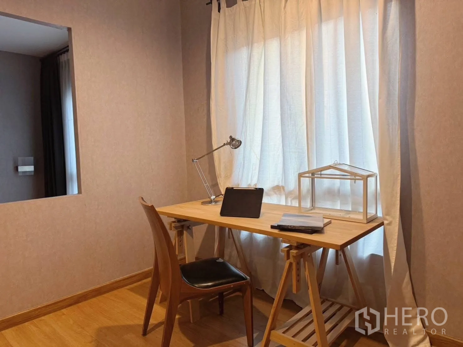 บ้านเดี่ยว for rent or sale in Suan Luang, Bangkok - พื้นที่ทำงานโต๊ะไม้ โคมไฟ และแท็บเล็ตข้างหน้าต่าง