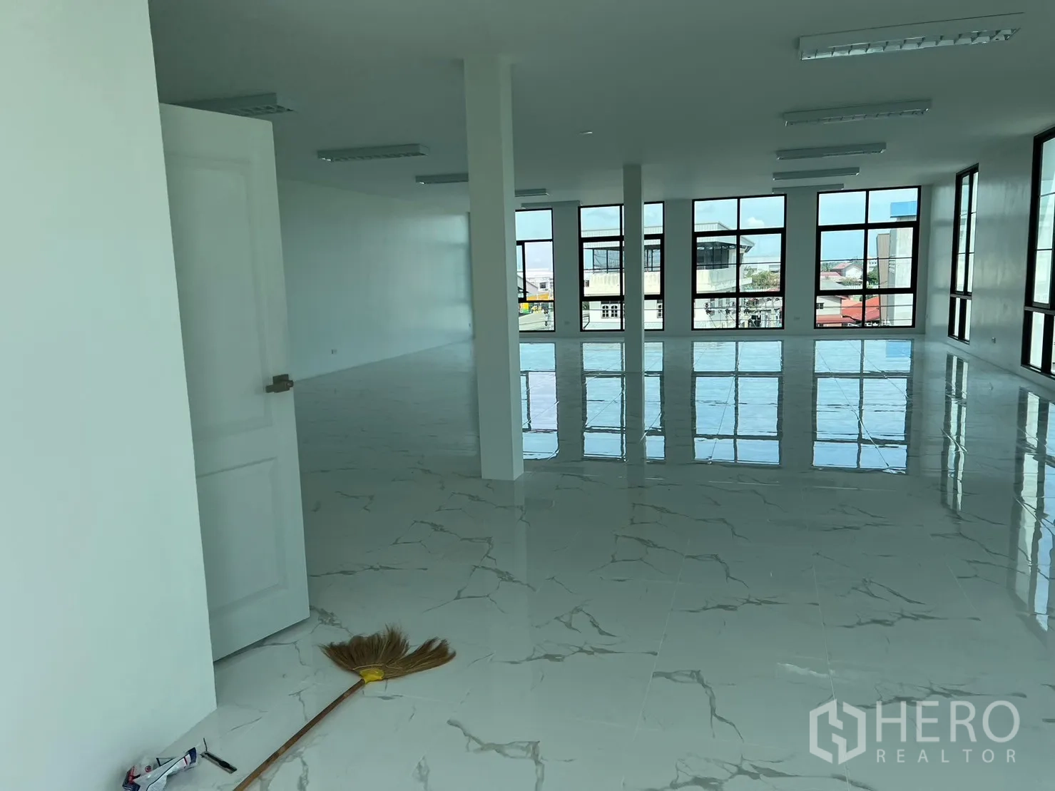 คลังสินค้า ให้เช่าในBang Sao Thong, Samut Prakan - ออฟฟิศโอเพนสเปซสว่าง พื้นกระเบื้องลายหินอ่อน หน้าต่างบานใหญ่
