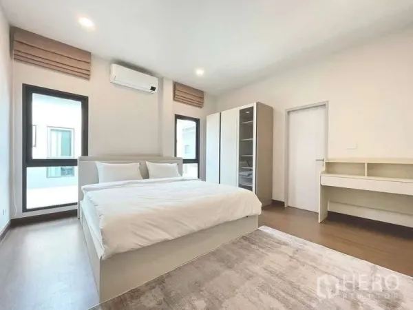 บ้าน ให้เช่าในBang Phli, Samut Prakan - ห้องนอนกว้าง เตียงคู่ แอร์ ตู้เสื้อผ้า โต๊ะทำงาน และหน้าต่างสองด้าน
