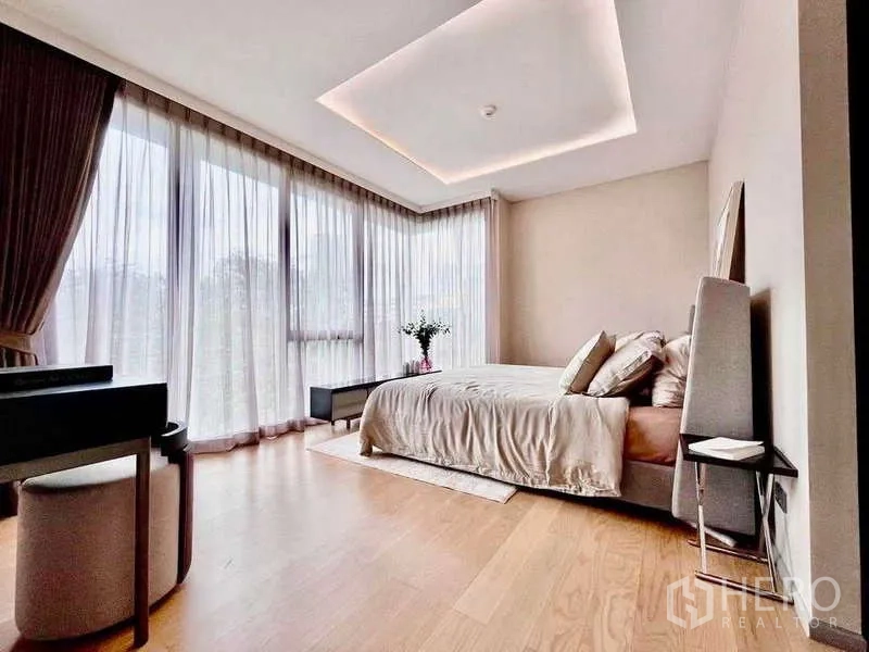 คอนโด ให้เช่าในWatthana, Bangkok - ห้องนอนมุมพร้อมหน้าต่างพาโนรามา ฝ้าเพดานซ่อนไฟ และพื้นไม้