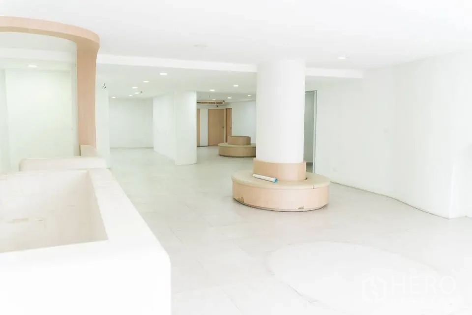 家庭办公室 for rent in Prawet, Bangkok - 明亮大厅，设有立柱与圆形座椅区。