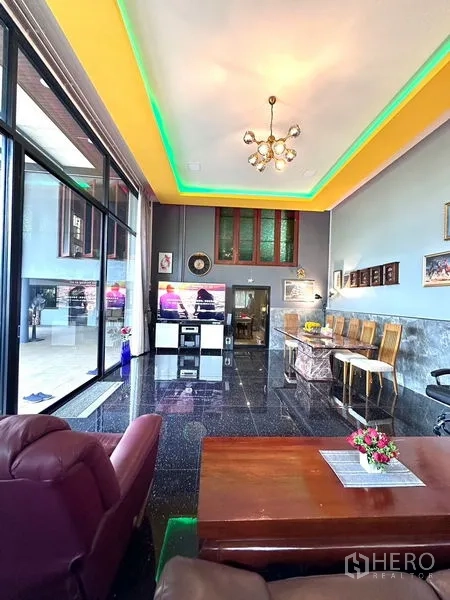 Detached House for sale in Bang Bua Thong, Nonthaburi - High-ceiling living room with chandelier, LED cove lighting and marble dining counter.
