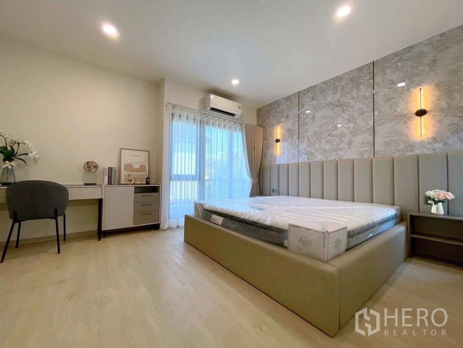 บ้านเดี่ยว for rent in Bang Phli, Samut Prakan - ห้องนอนมาสเตอร์พร้อมเตียงขนาดใหญ่ โต๊ะทำงาน และหน้าต่างสูงเปิดสู่ระเบียง