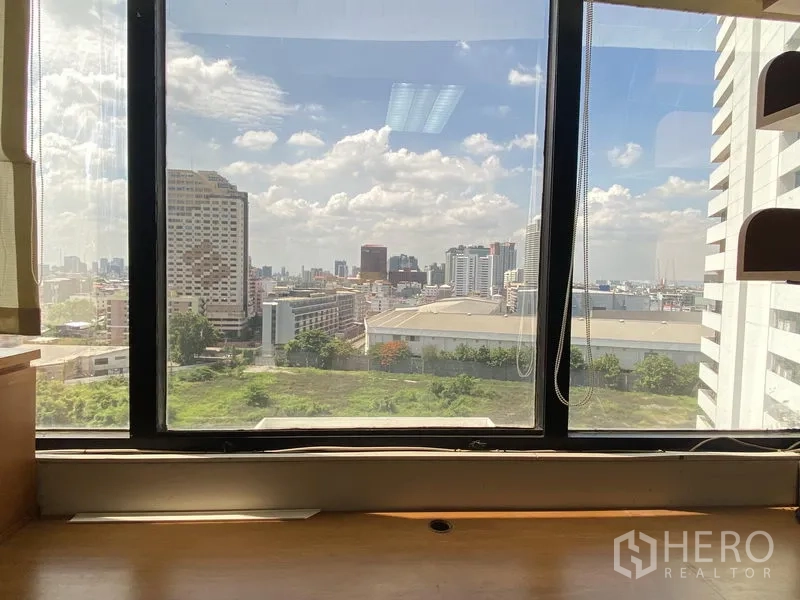 办公空间 出租在Din Daeng, Bangkok - 透过大幅办公窗户欣赏城市天际线，自然采光充足。