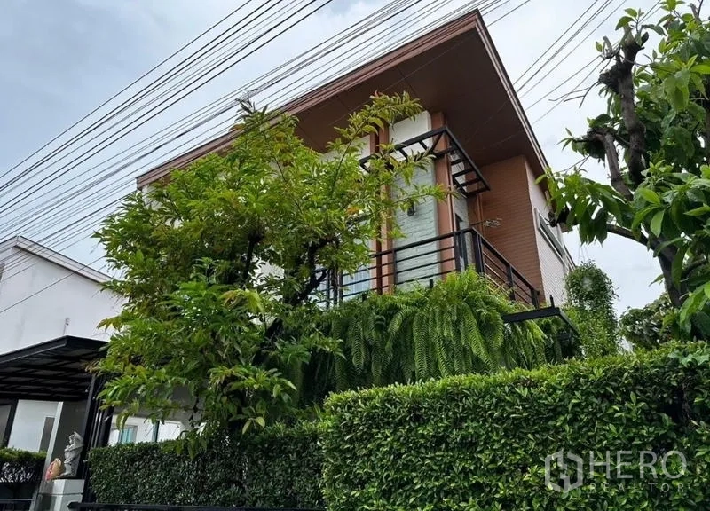 บ้าน ให้เช่าในPrawet, Bangkok - มุมภายนอกเขียวชอุ่ม มีระเบียงและรั้วพุ่มไม้เพื่อความเป็นส่วนตัว