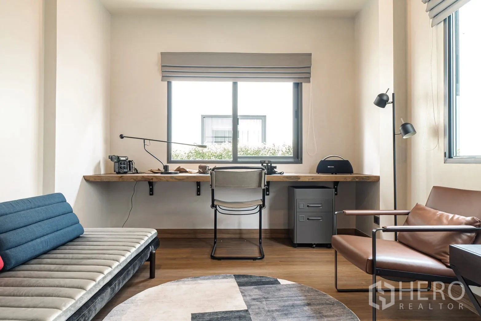 独栋房屋 for rent in Bang Phli, Samut Prakan - 工作区设长木桌、椅子、日床与落地灯。