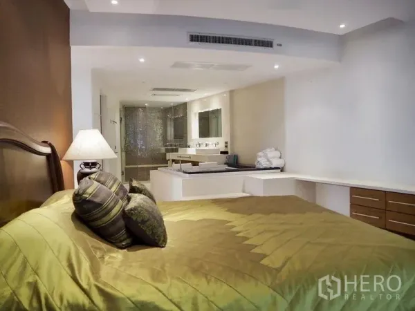 Condominium for rent in Khlong San, Bangkok - Master bedroom with en-suite bathroom, double vanity and built-in desk in a Khlong San condo.