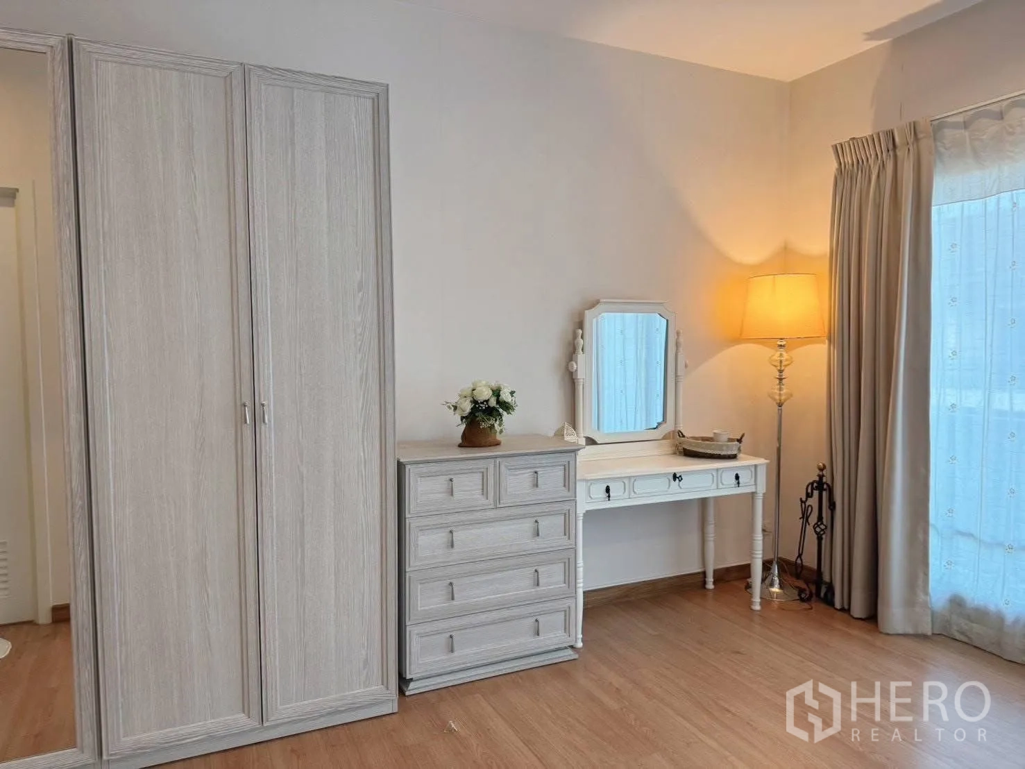 บ้านเดี่ยว for rent or sale in Suan Luang, Bangkok - มุมห้องนอนมีตู้เสื้อผ้า ชั้นลิ้นชัก และโต๊ะเครื่องแป้ง