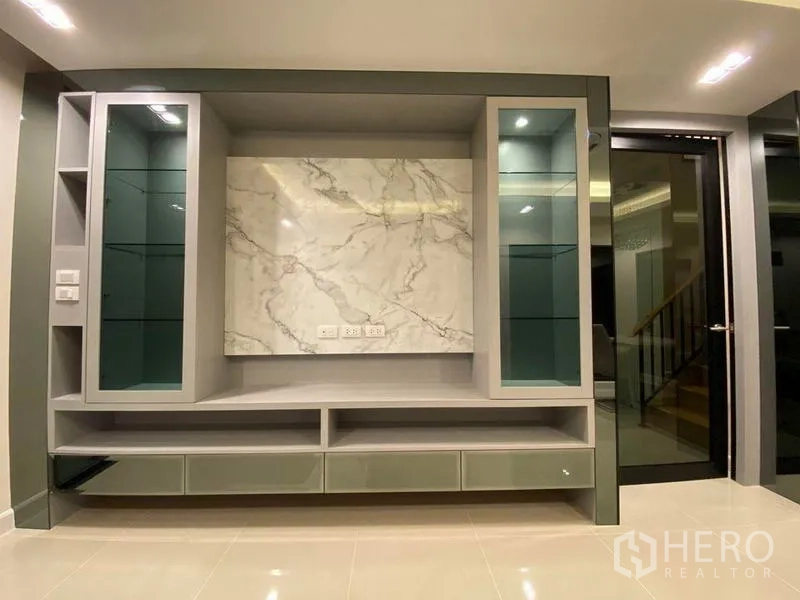 独立式住宅 出租 - 电视墙，大理石饰面与玻璃展示柜。