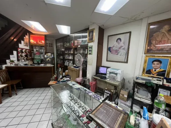 อาคารพาณิชย์ ให้เช่าในWatthana, Bangkok - เคาน์เตอร์ต้อนรับข้างบันได พร้อมตู้กระจกและพื้นกระเบื้อง