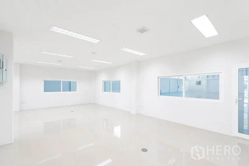工厂 出租在Bang Phli, Samut Prakan - 明亮白色办公室，带观景窗可眺望车间，配LED照明。