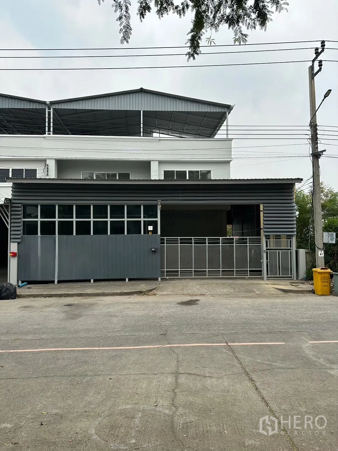 Factory for rent in Bang Bua Thong, Nonthaburi - Front exterior of the factory with gated entrance and metal cladding.