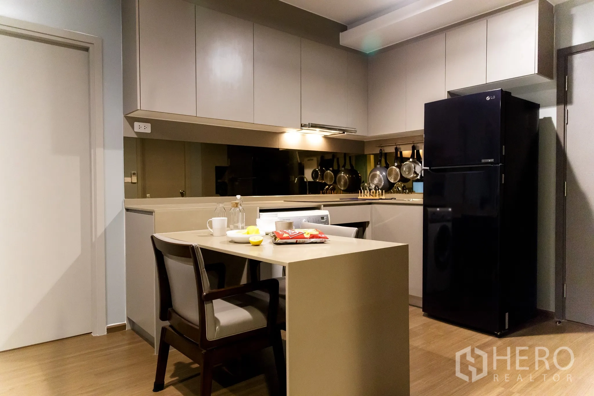 公寓 for rent in Phra Khanong, Bangkok - 一体化厨房设充足橱柜、餐岛与大冰箱。