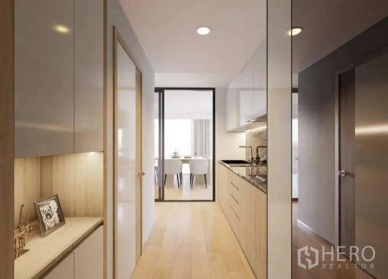 คอนโด ให้เช่าในHuai Khwang, Bangkok - ครัวแบบกัลเลย์ ตู้บิลท์อิน เชื่อมต่อสู่ห้องทานอาหาร