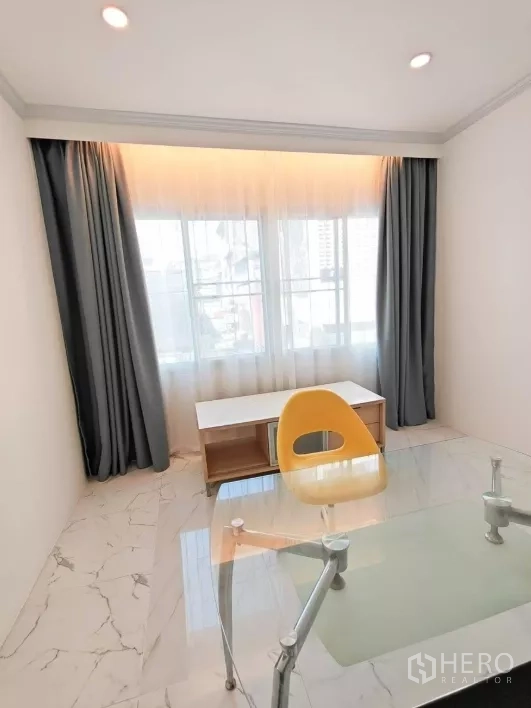 Detached House for rent in Yan Nawa, Bangkok - Bright study room with a glass desk, yellow chair, and a large curtained window.