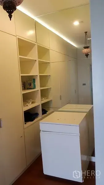 带办公室的家 出售在Wang Thonglang, Bangkok - 步入式衣帽间，内置柜与镜面墙