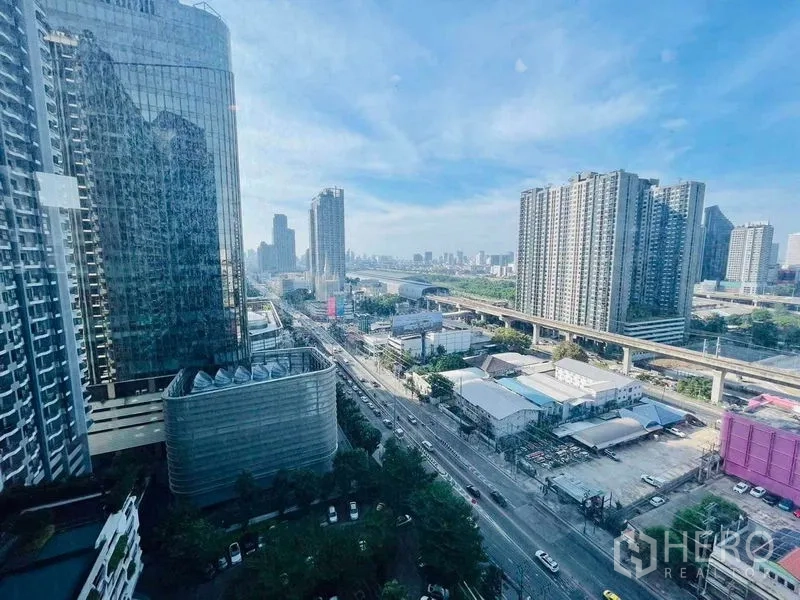 คอนโด ให้เช่าในHuai Khwang, Bangkok - วิวเมืองกรุงเทพฯ จากหน้าต่างชั้นสูงของคอนโด