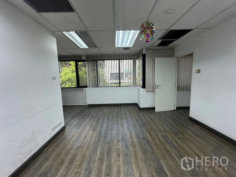 สำนักงาน ให้เช่าในKhlong Toei, Bangkok - ห้องสว่าง หน้าต่างสองด้าน ฝ้าเพดาน และพื้นลายไม้