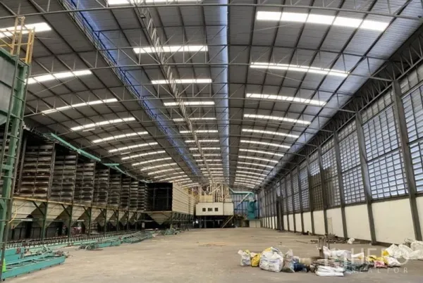 โรงงาน ให้เช่าในBan Phaeo, Samut Sakhon - ภายในโรงงานกว้าง หลังคาโครงเหล็กสูง มีช่องแสงและพื้นที่ผลิตโล่ง