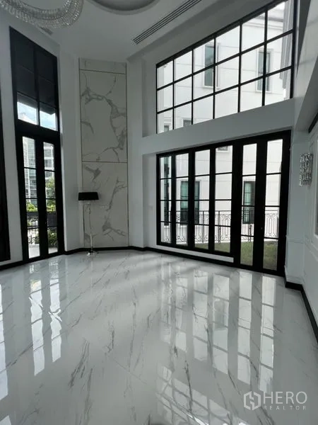 带办公室的家 出租或出售在Watthana, Bangkok - 落地窗充满整面墙的房间，搭配大理石地面。