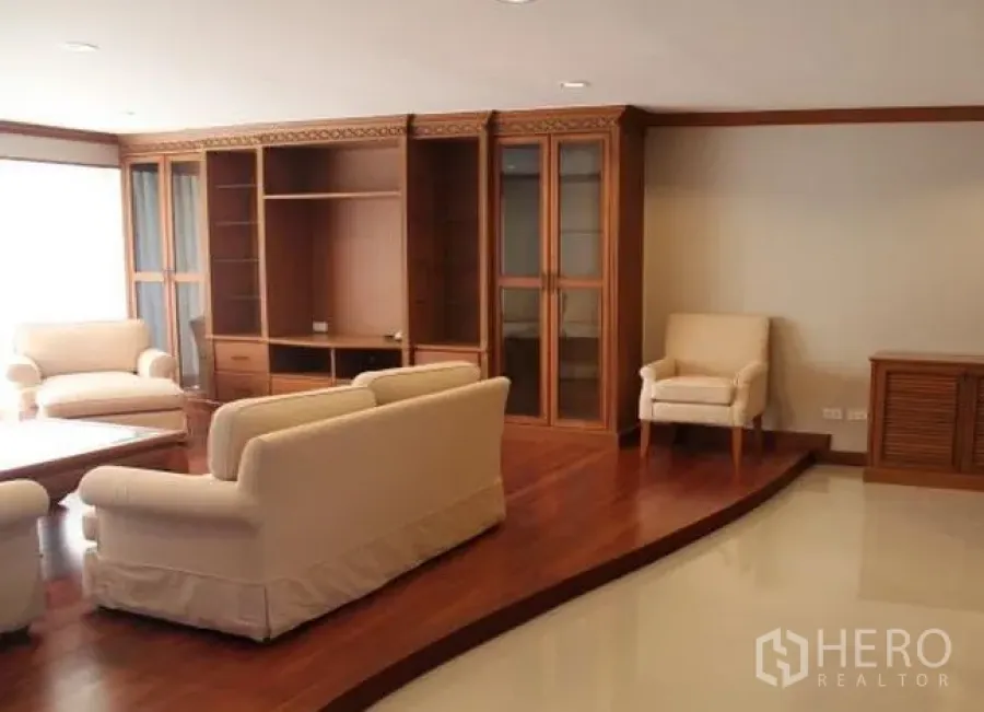 คอนโด ให้เช่าในWatthana, Bangkok - ห้องนั่งเล่นกว้าง โซฟาสีครีม พื้นไม้ยกสเต็ป และตู้บิลท์อิน ในคอนโด D.S. Tower 2 ย่านพร้อมพงษ์