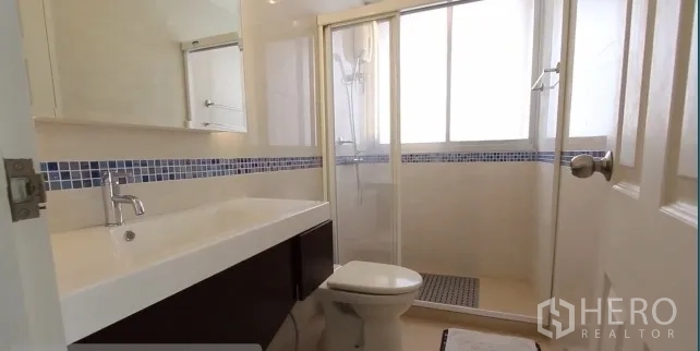 คอนโด ให้เช่าในWatthana, Bangkok - ห้องน้ำพร้อมอ่างล้างหน้า โถสุขภัณฑ์ และตู้ Shower กระจก