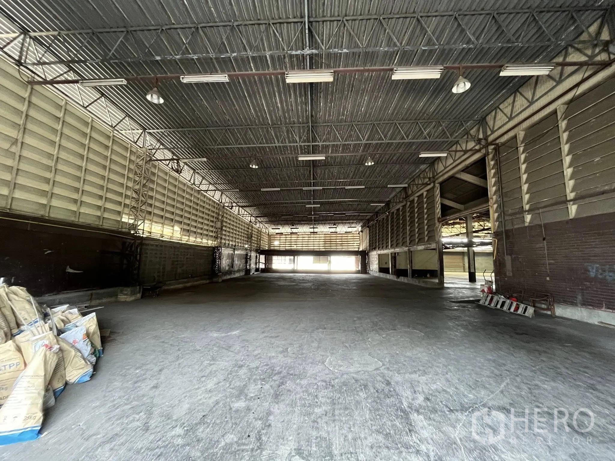 โรงงาน ให้เช่าในPhra Pradaeng, Samut Prakan - คลังสินค้าช่วงเสายาว ผนังระบายอากาศโลหะ ความสูงใต้คานมาก