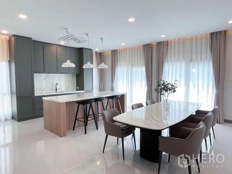 บ้าน ให้เช่าหรือขายในBang Phli, Samut Prakan - ครัวยุคใหม่ ไอส์แลนด์หินอ่อน โคมแขวน และโต๊ะรับประทานอาหารริมม่านสูง