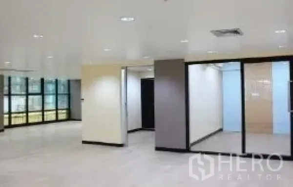 สำนักงาน ให้เช่าในBang Rak, Bangkok - ออฟฟิศกว้างพร้อมห้องประชุมผนังกระจก โทนสีเรียบ