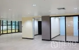 สำนักงาน ให้เช่าในBang Rak, Bangkok - ออฟฟิศกว้างพร้อมห้องประชุมผนังกระจก โทนสีเรียบ