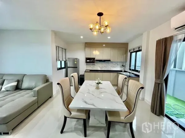 联排别墅 出租在Bang Phli, Samut Prakan - 开放式餐厨区，U 形台面、石材防溅板与大窗采光。