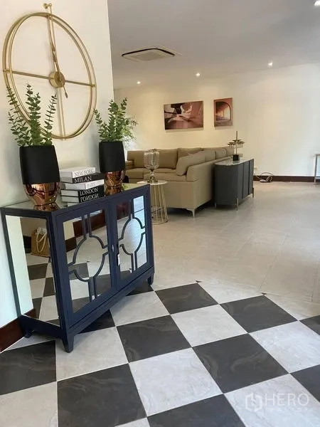 Detached House for rent in Suan Luang, Bangkok - Entrance foyer with black‑and‑white checkered floor, mirrored console and decor.