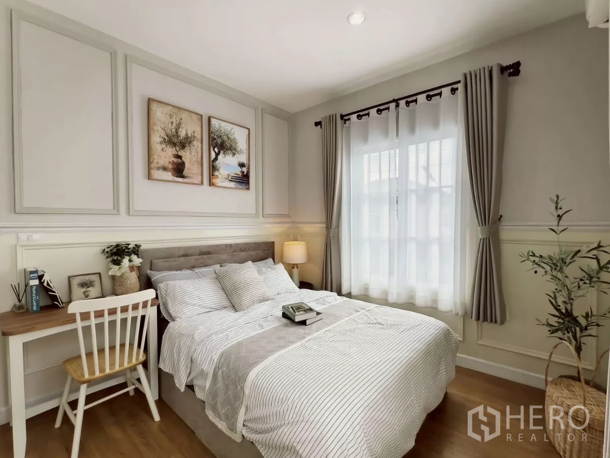 Detached House for rent in Khlong Luang, Pathum Thani - Guest bedroom view with bedside lamp and framed artwork