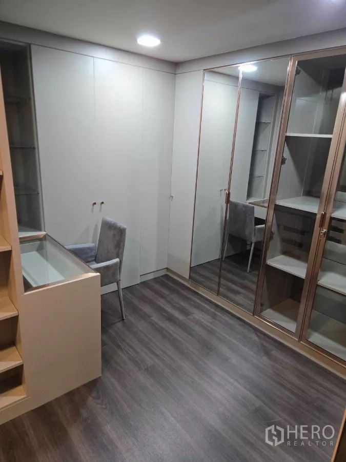 บ้าน ให้เช่าหรือขายในBang Phli, Samut Prakan - พื้นที่แต่งตัวเชื่อมต่อห้องนอน พร้อมโต๊ะเครื่องแป้งและชั้นวาง