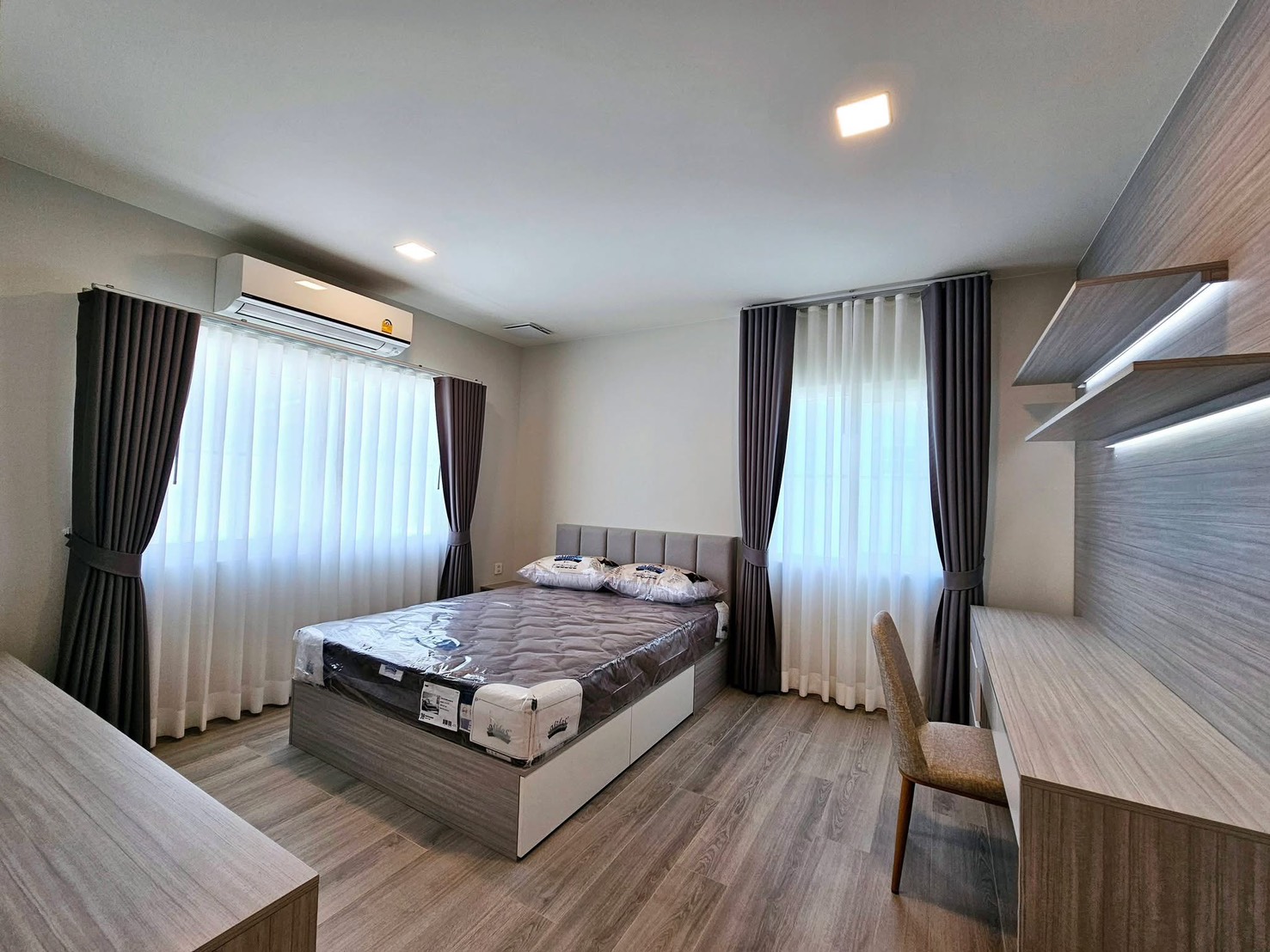 บ้าน ให้เช่าในBang Phli, Samut Prakan - ห้องนั่งเล่น-ทานข้าว ประตูกระจกบานเลื่อนเปิดออกสู่สวนส่วนตัว