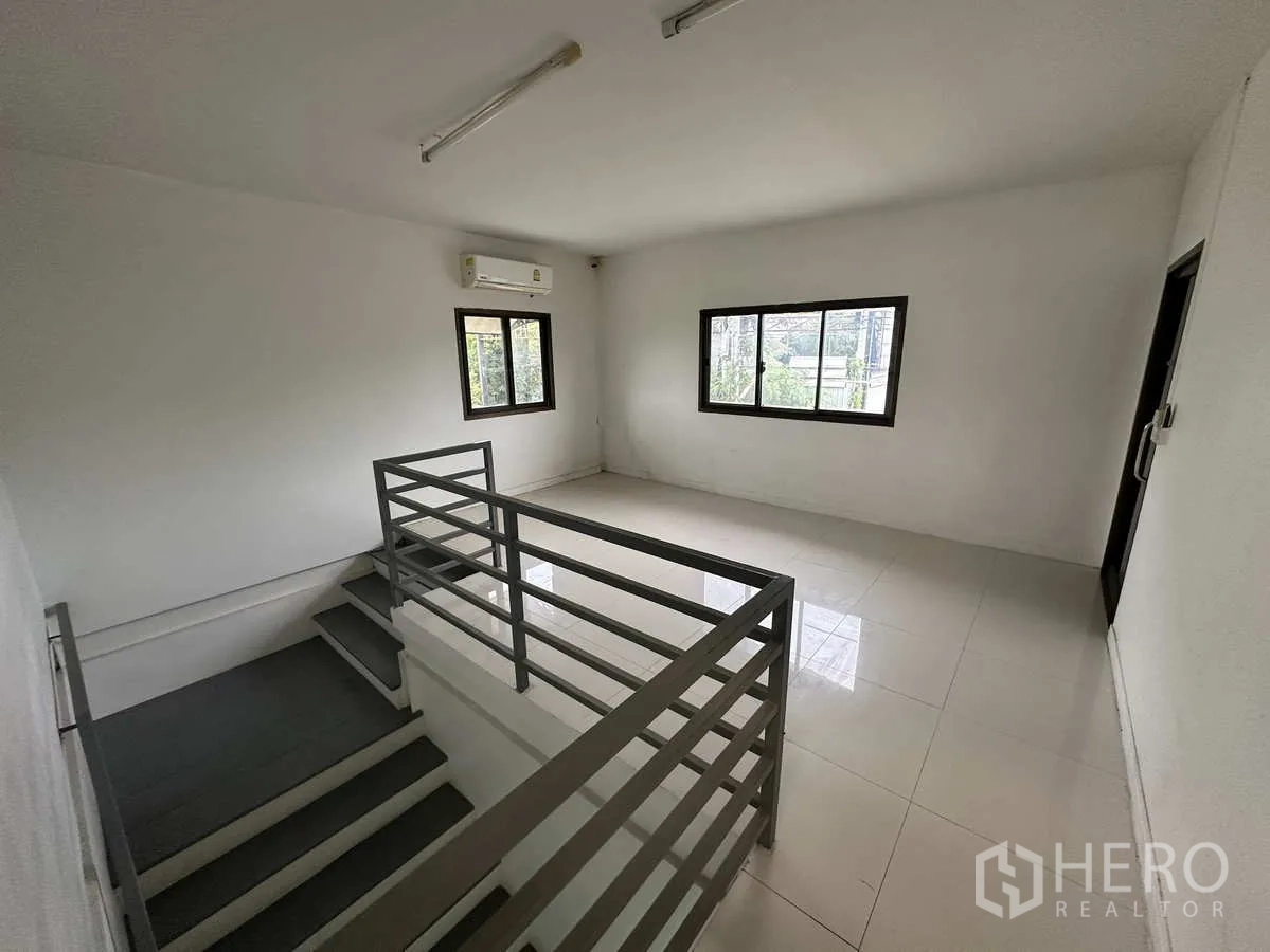 工厂 for rent or sale in Bang Yai, Nonthaburi - 明亮的夹层办公室，带窗户、空调与金属楼梯扶手
