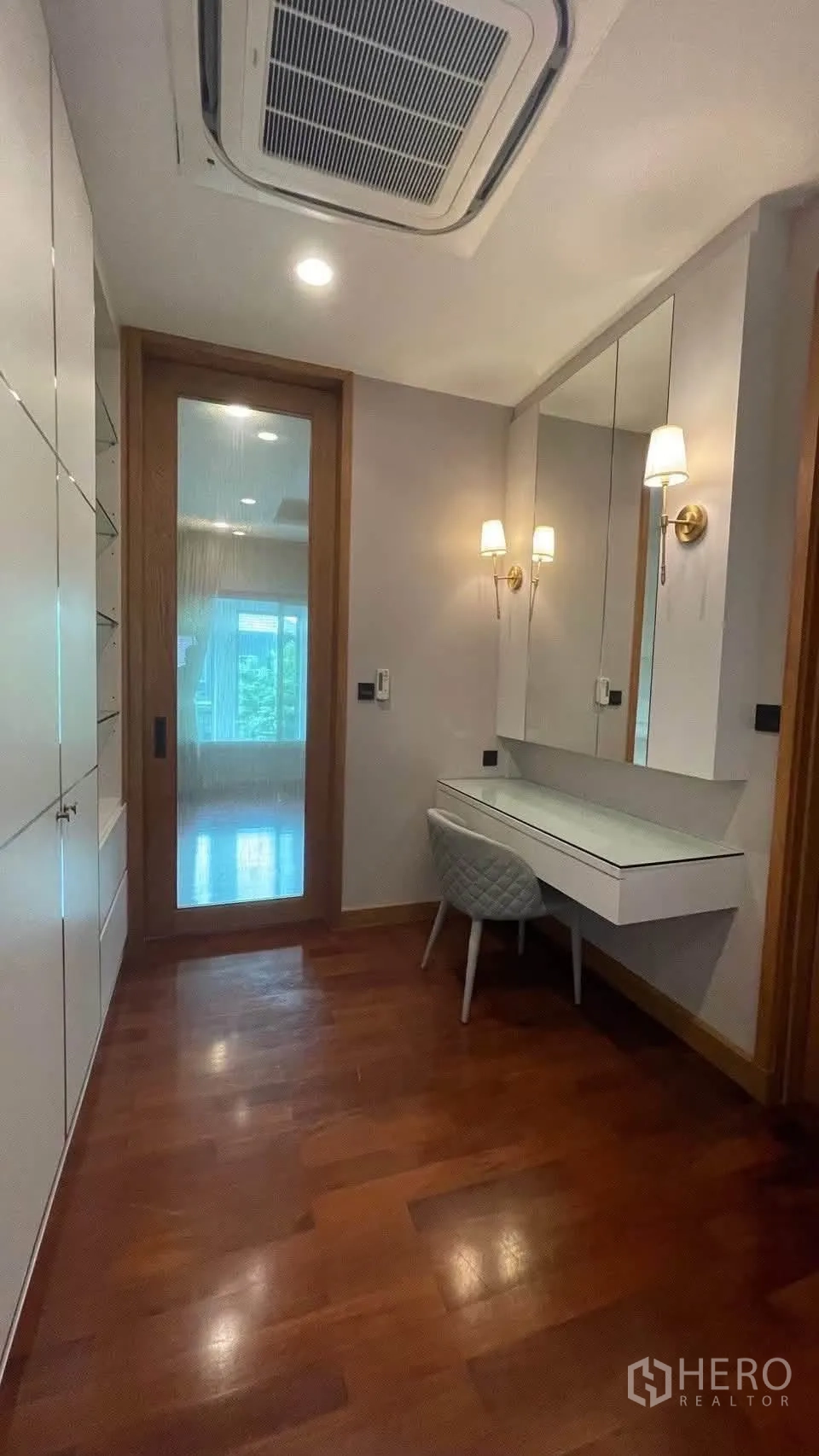 Detached House for rent in Prawet, Bangkok - Dressing room with built-in vanity, mirrors and wall sconces.