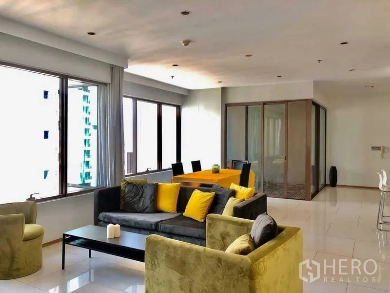 公寓 出售在Khlong Toei, Bangkok - 开放式客餐厅，整面窗与玻璃隔间书房