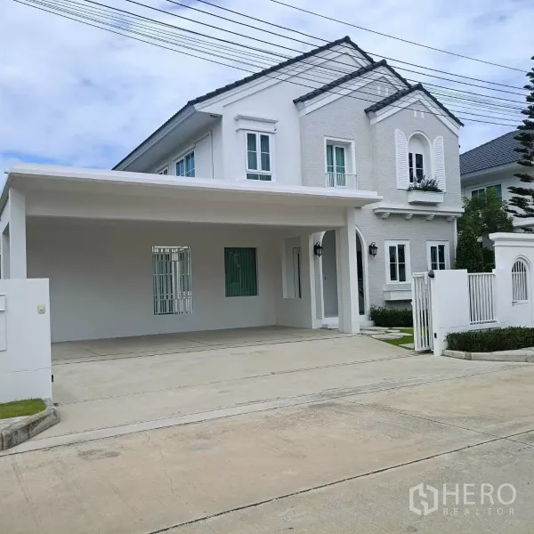 บ้าน ให้เช่าในBang Phli, Samut Prakan - บ้านเดี่ยวสองชั้นสีขาวพร้อมที่จอดรถในร่ม 3 คัน ที่โครงการชัยพฤกษ์ บางนา กม.15