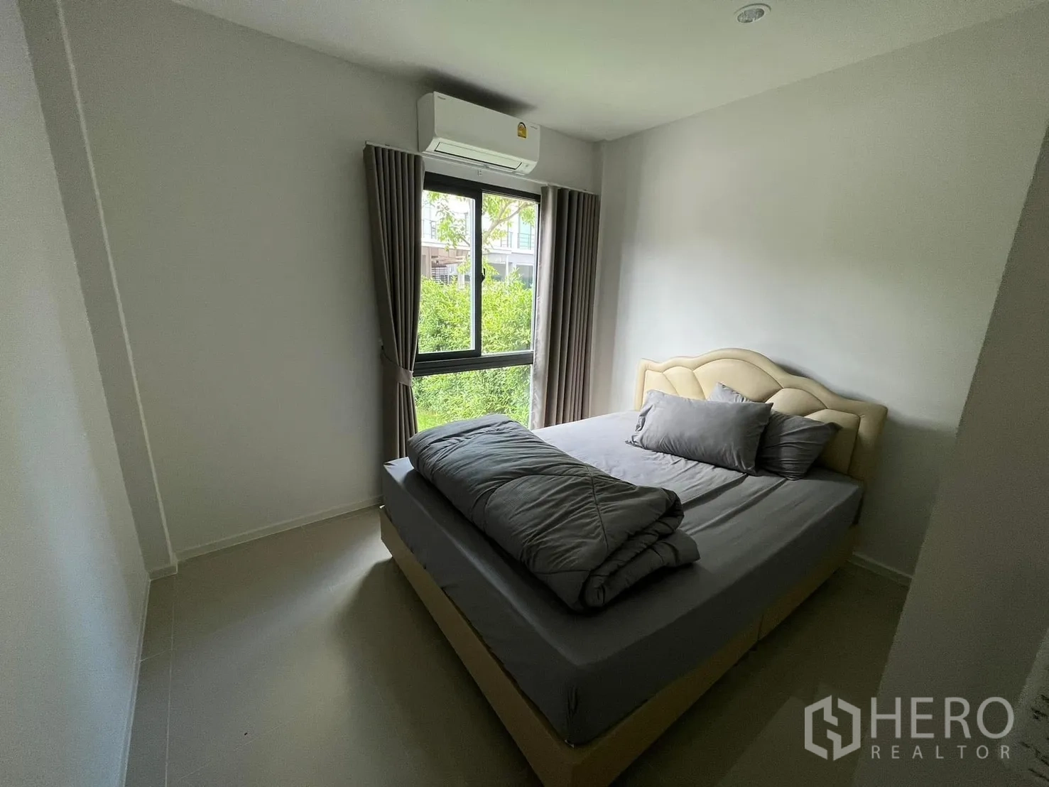 บ้านแฝด for rent in Saphan Sung, Bangkok - ห้องนอนรองพร้อมเตียง เครื่องปรับอากาศ และหน้าต่างมองเห็นต้นไม้