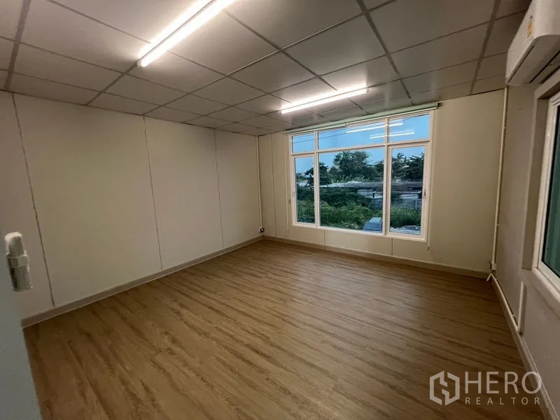 Warehouse for rent in Prawet, Bangkok - Bright office room with large window, vinyl wood floor and AC.