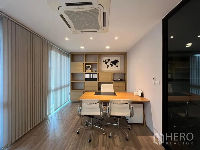 带办公室的家 出租在Bueng Kum, Bangkok - 行政办公室，内置书柜、书桌与三把椅子。