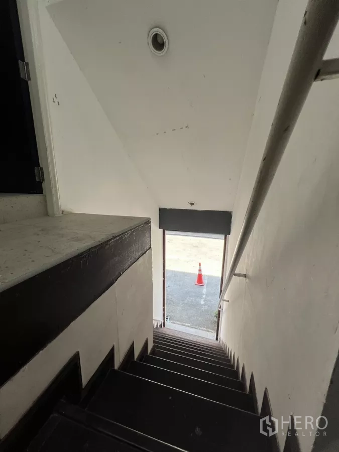 零售空间 出租 - 楼梯间俯视一层出口与车道。