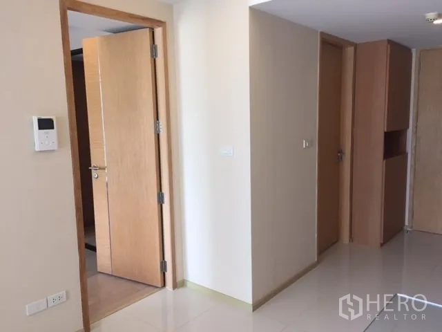 公寓 出租或出售在Pathum Wan, Bangkok - 入口走廊配浅色木门与嵌入式收纳柜。