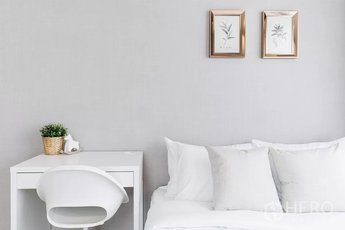 Condominium for rent in Chatuchak, Bangkok - Minimal white work desk and decor beside a neatly made bed.
