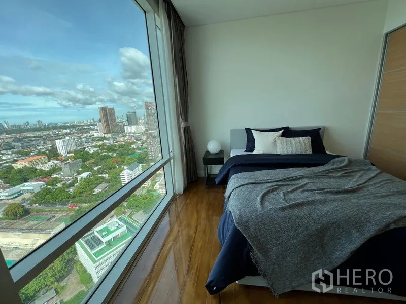 คอนโด ให้เช่าในWatthana, Bangkok - ห้องนอนพร้อมหน้าต่างบานใหญ่ พื้นไม้ และวิวเมือง