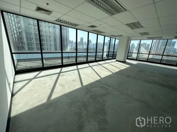 办公空间 出租在Watthana, Bangkok - 采光充足的转角办公室，落地窗与曼谷天际线景观。