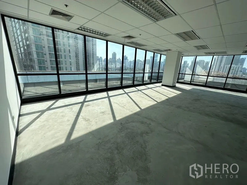 办公空间 出租在Watthana, Bangkok - 采光充足的转角办公室，落地窗与曼谷天际线景观。