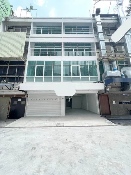 店屋 出租在Khlong Toei, Bangkok - 翻新多层店屋，整面玻璃立面，底层带卷闸门入口。