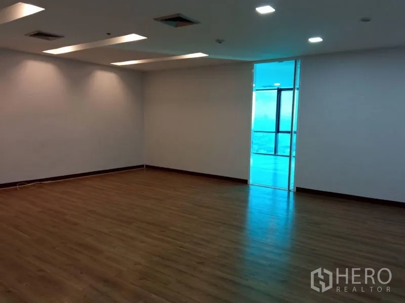 สำนักงาน ให้เช่าในHuai Khwang, Bangkok - พื้นที่สำนักงานแบบเปิดกว้าง พื้นไม้ ไฟฝ้าซ่อน พร้อมช่องทางสู่โซนหน้าต่างสว่าง